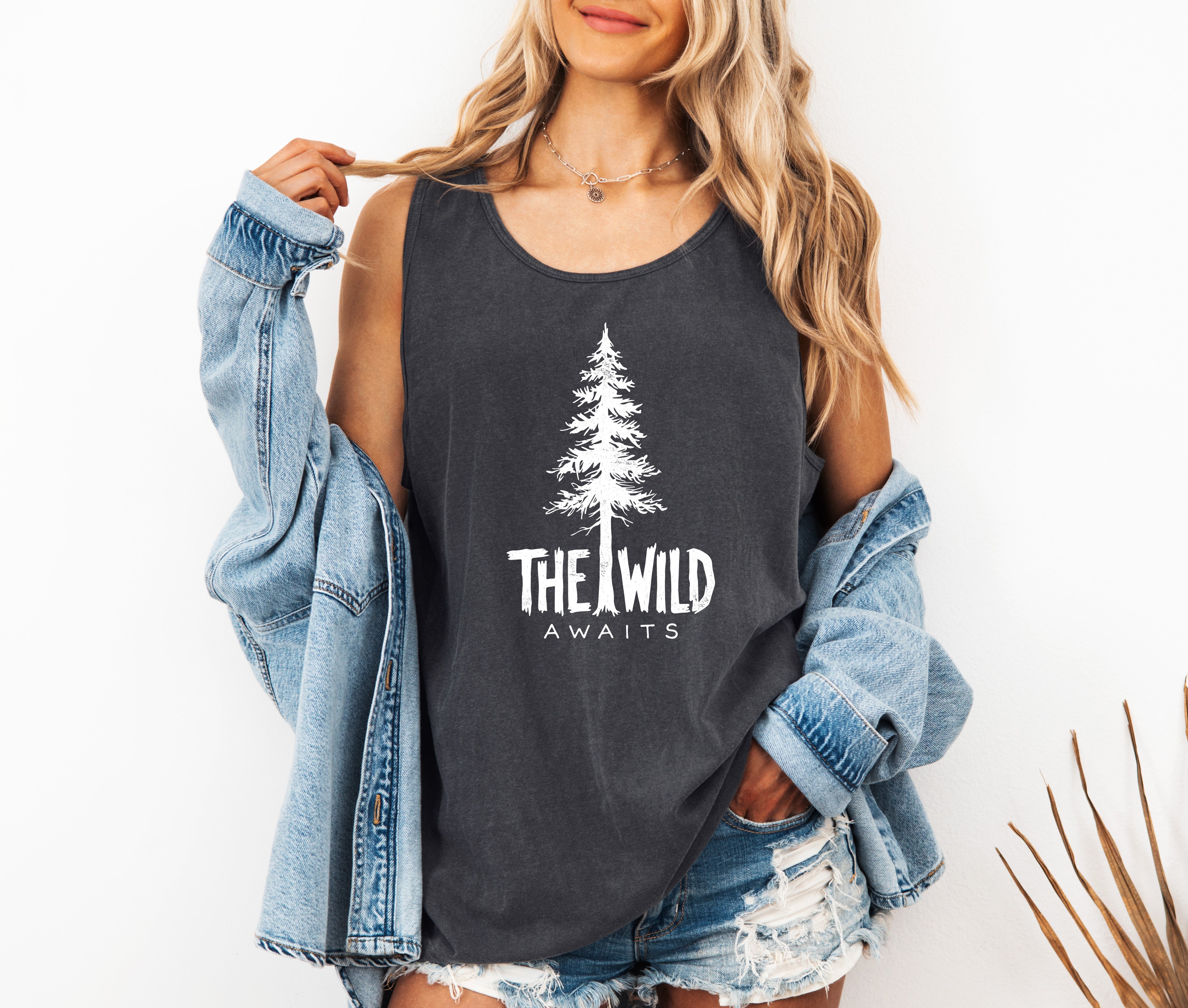The Wild Awaits Lake Camping Comfort Colors Tank Top – Mountain Hiking Camping Vacation Nature Lake Beach