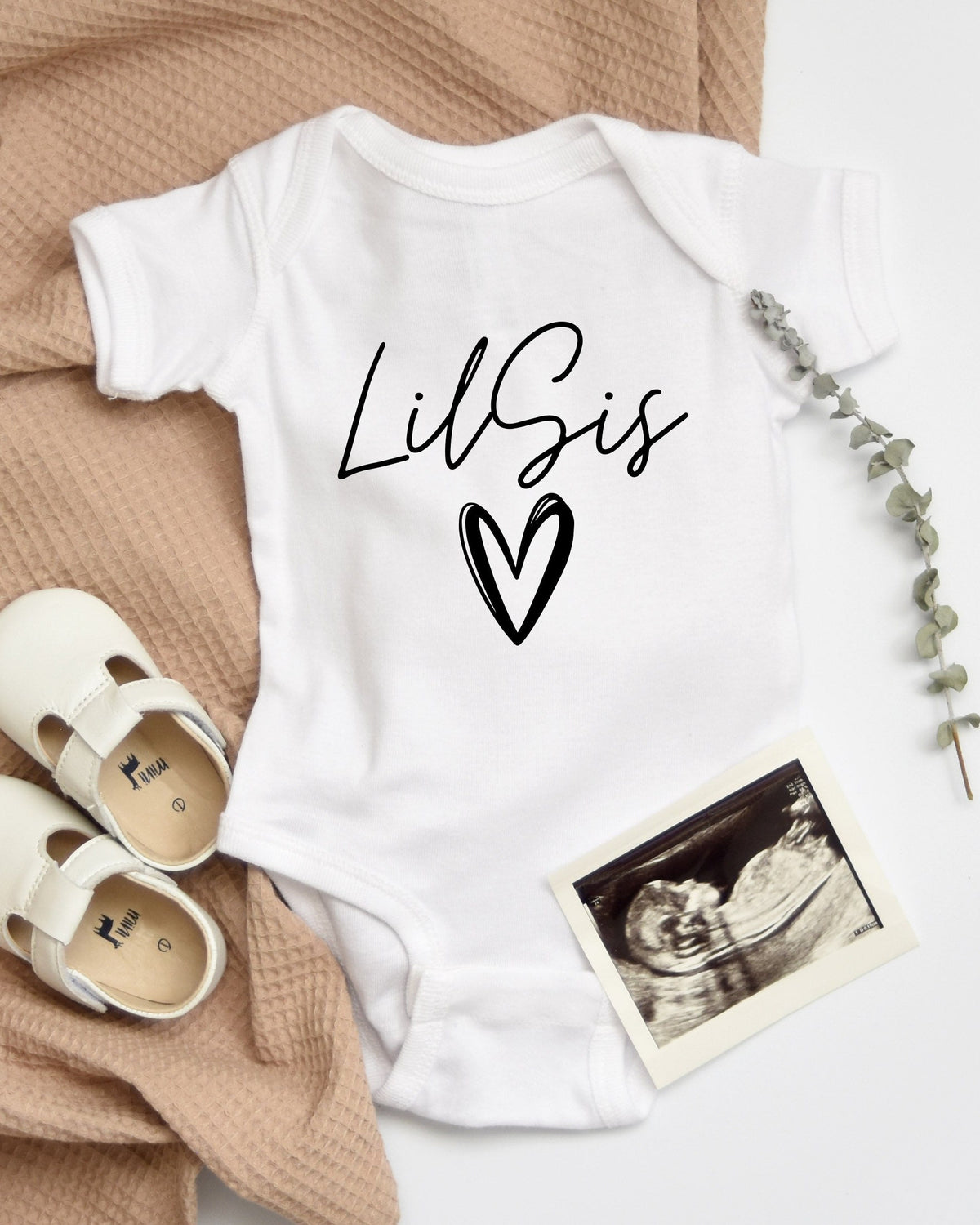 Lil sis heart baby Onesie (Cursive) - Pregnancy Announcement Sibling shirts, Lil sister, Little sister