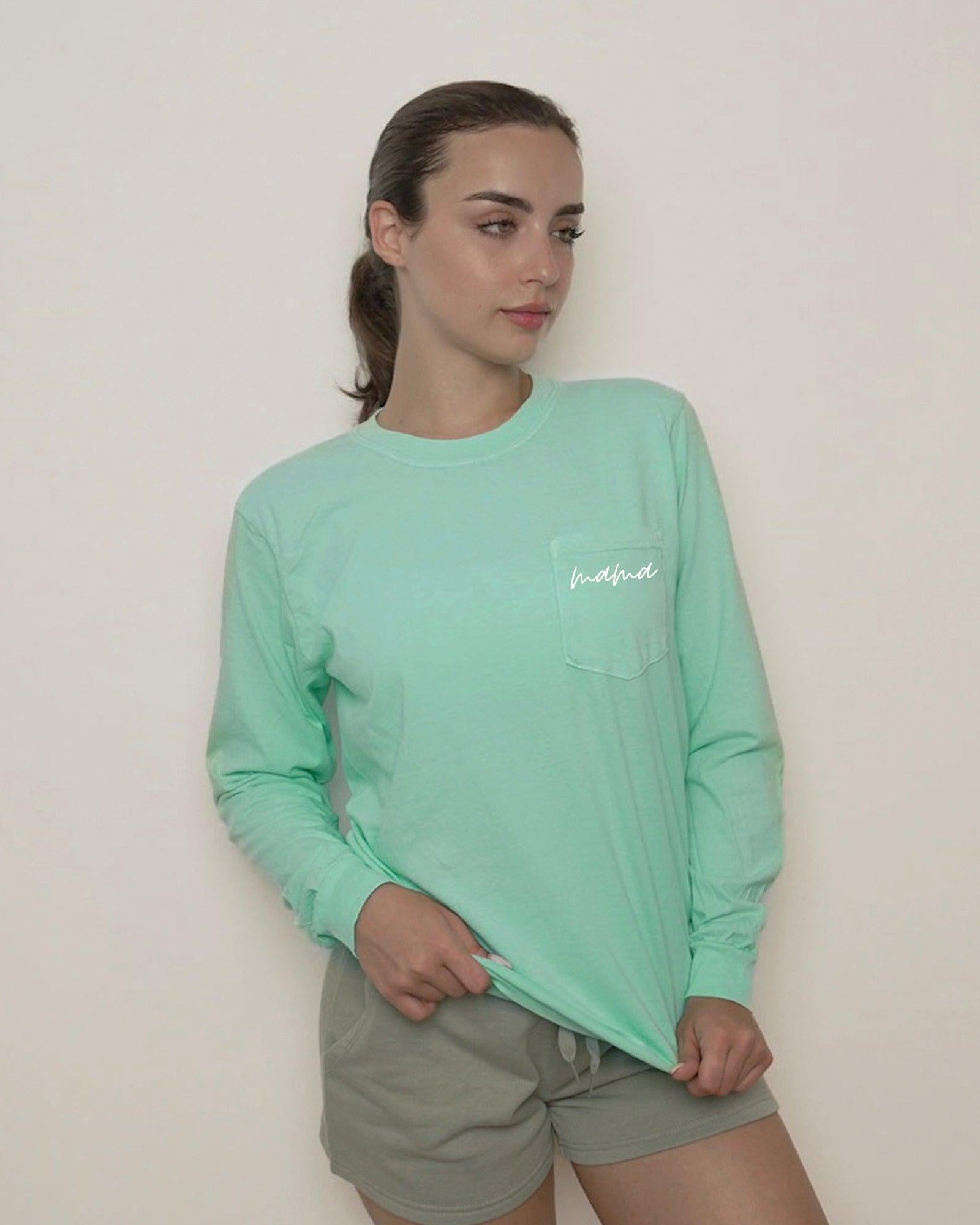 Mama Pocket Long Comfort Colors Sleeve Shirt (Cursive 1)