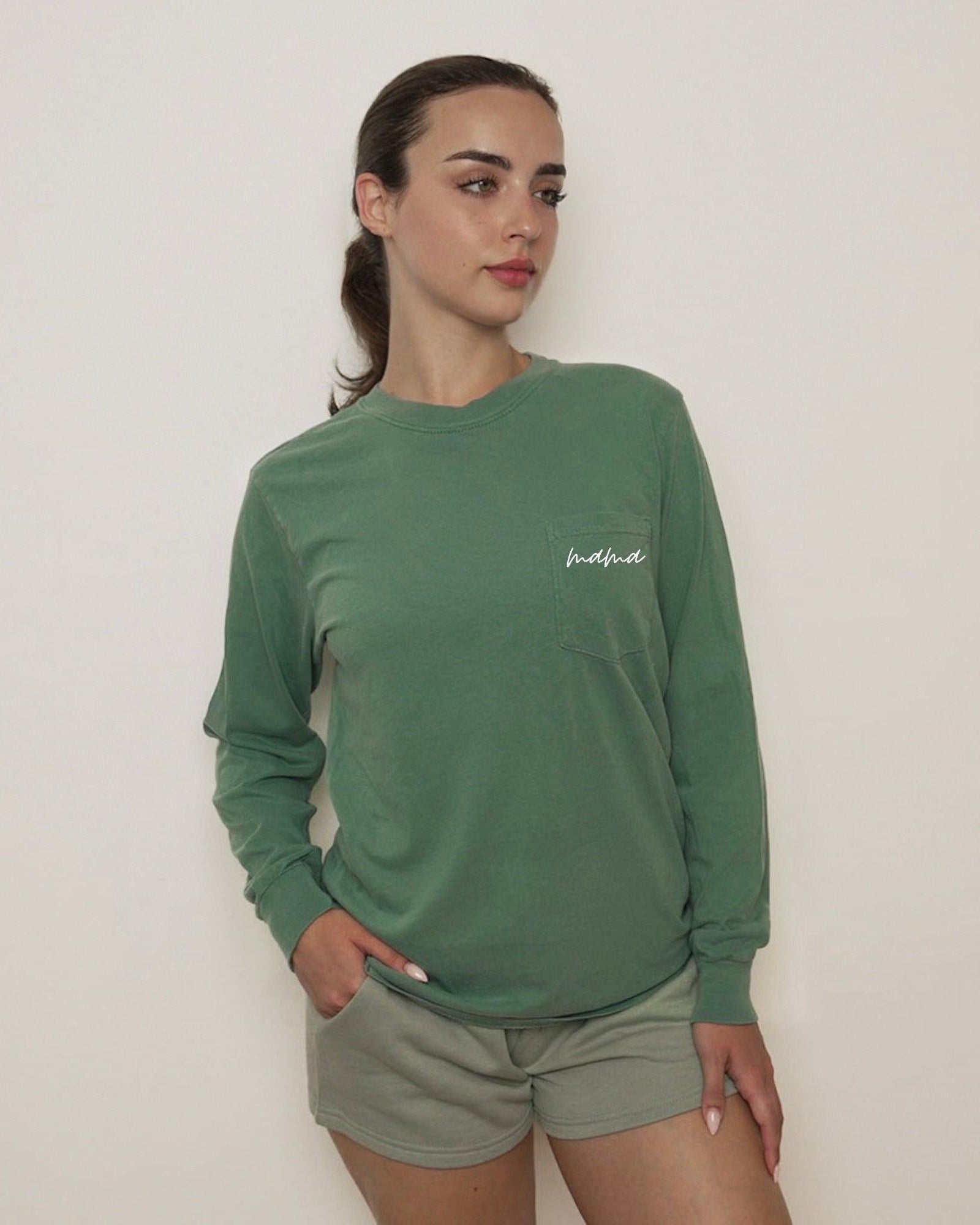 Mama Pocket Long Comfort Colors Sleeve Shirt (Cursive 1)