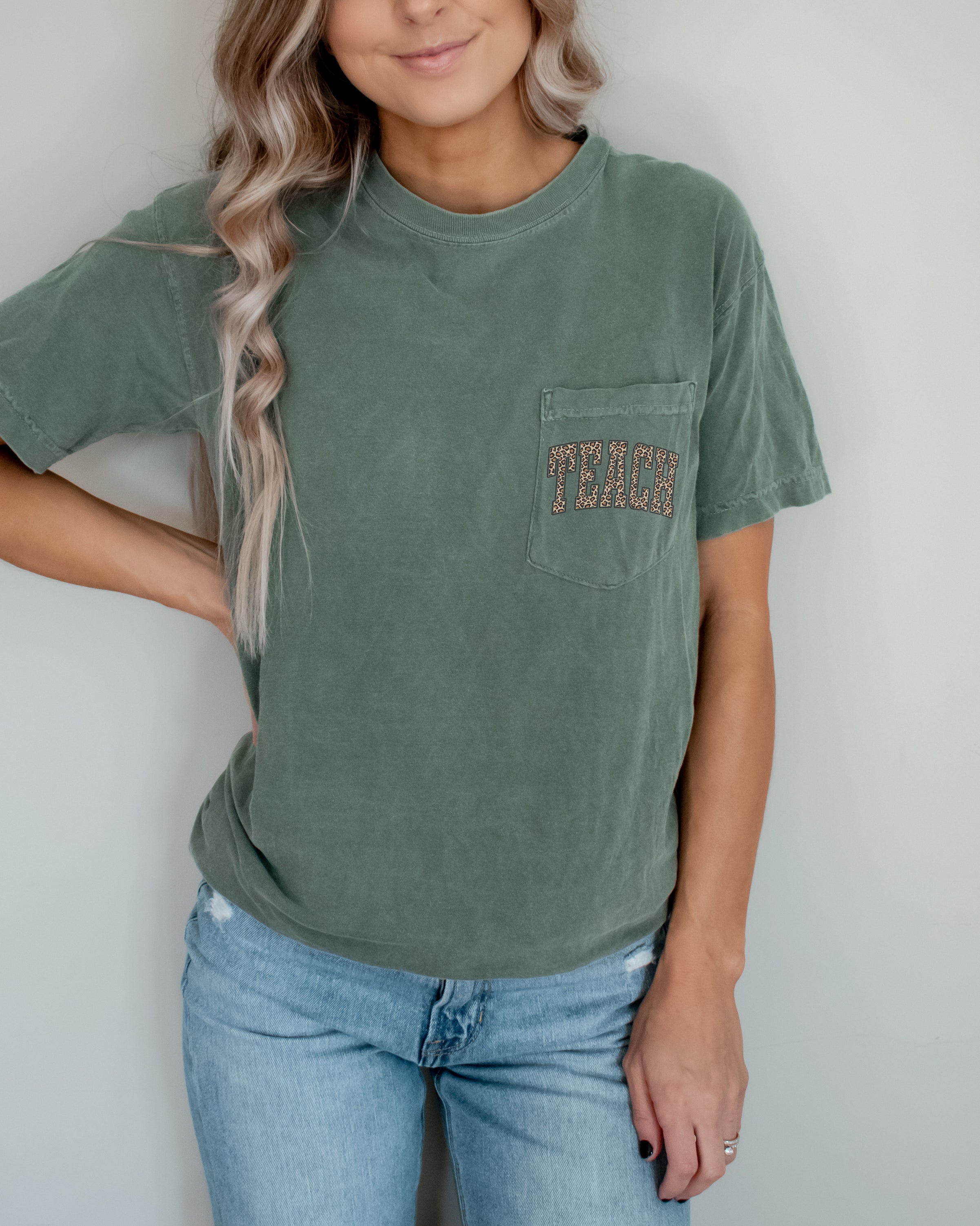 Teacher Teach back to school Comfort Colors Pocket T Shirt (Leopard)
