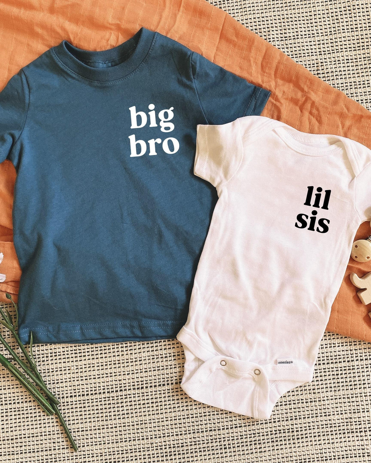 Big bro Youth T-Shirt | Big brother Sibling Shirt (Serif Left Chest)