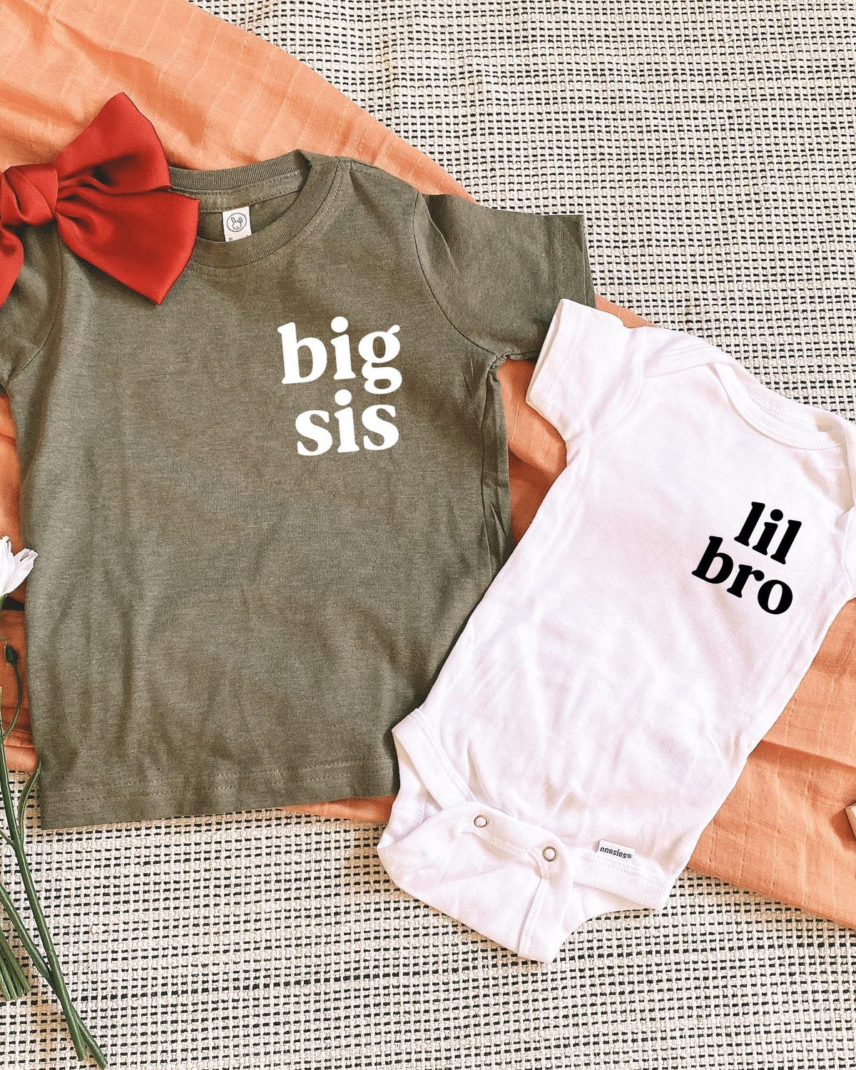 Big sis Baby and Toddler T-Shirt | Big sister Pregnancy announcement Sibling Shirt (Serif Left Chest)