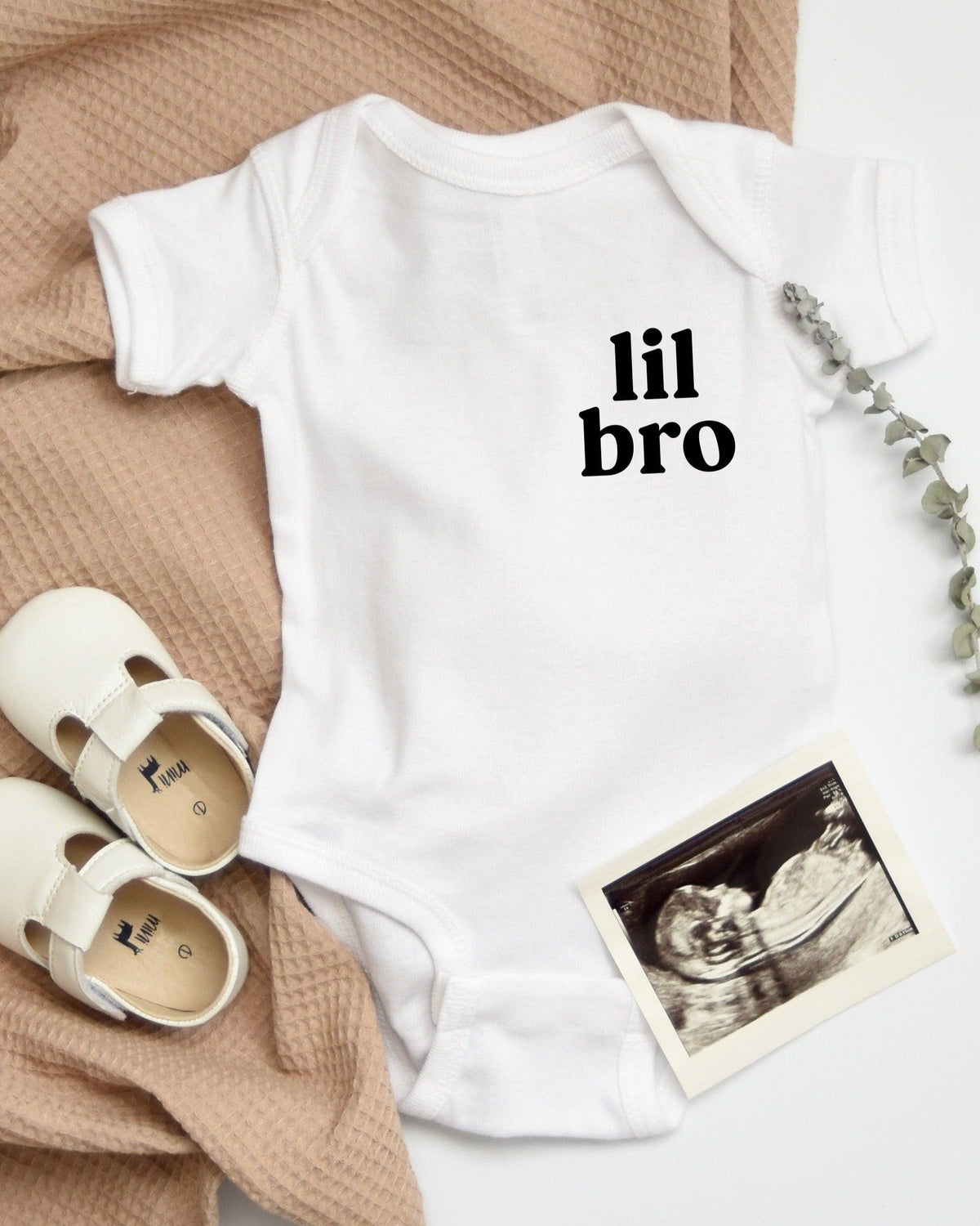 Lil bro baby Onesie - Pregnancy Announcement, Little Brother (Serif Left Chest)
