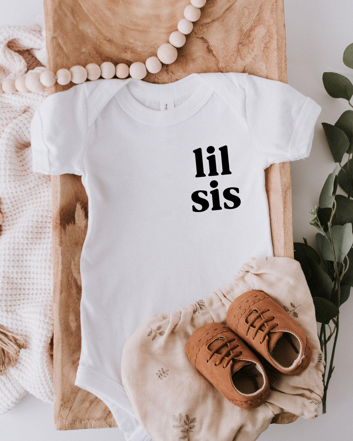 Lil sis baby Onesie - Pregnancy Announcement, Little Sister (Serif Left Chest)