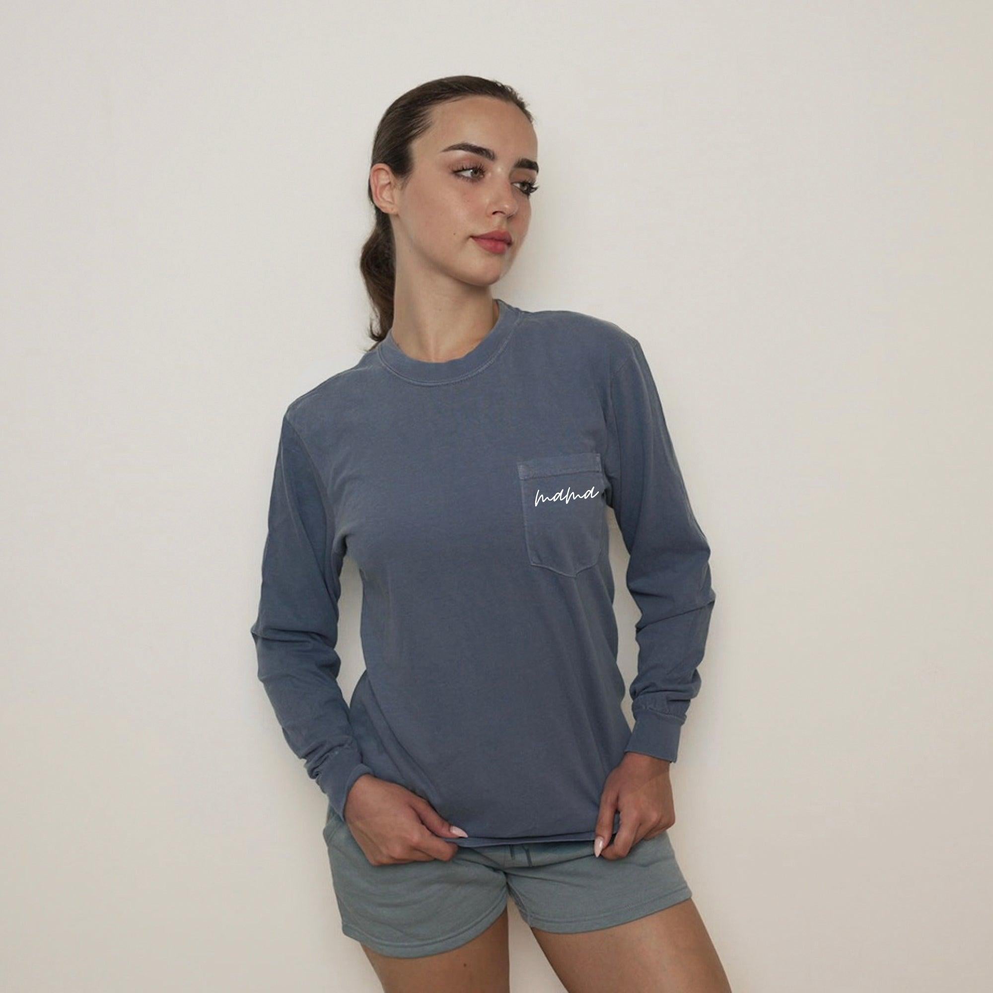 Mama Pocket Long Comfort Colors Sleeve Shirt (Cursive 1)