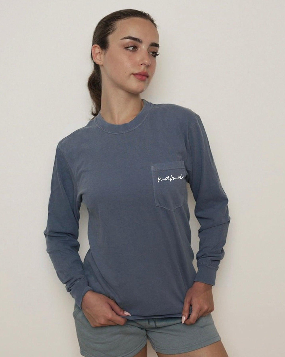 Mama Pocket Long Comfort Colors Sleeve Shirt (Cursive 1)