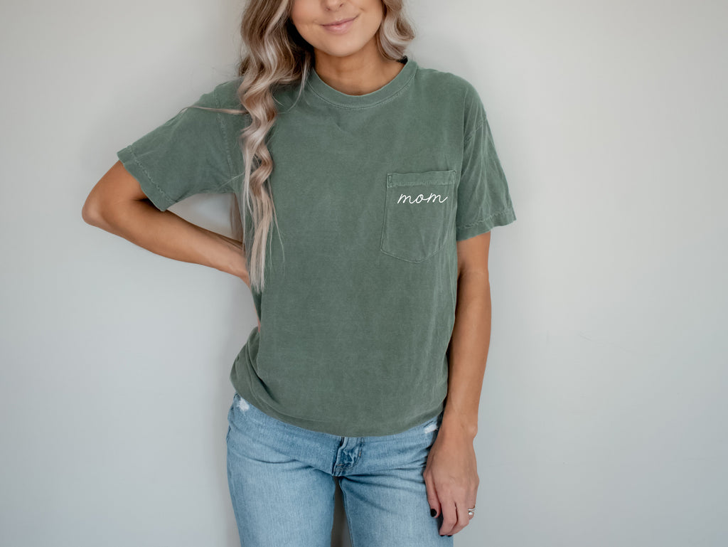 Mom Comfort Colors Pocket T Shirt (Cursive)