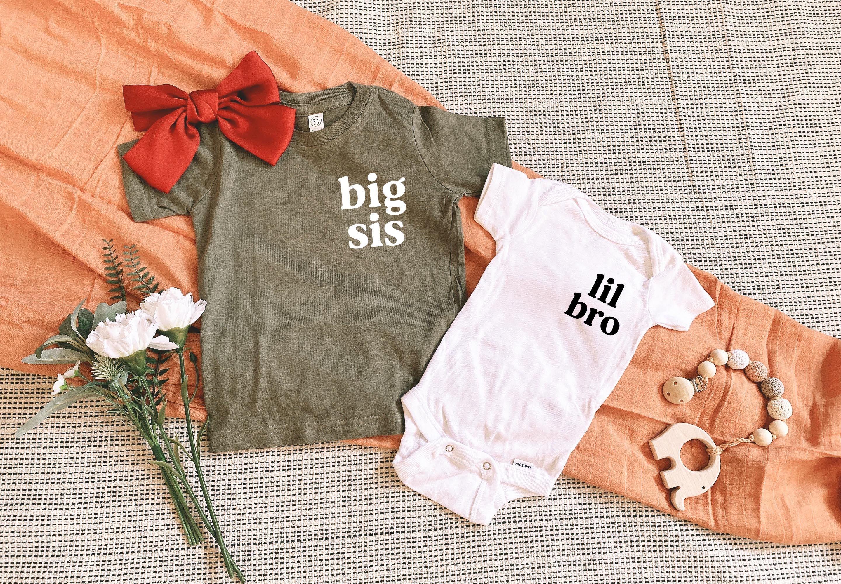 Big sis Baby and Toddler T-Shirt | Big sister Pregnancy announcement Sibling Shirt (Serif Left Chest)