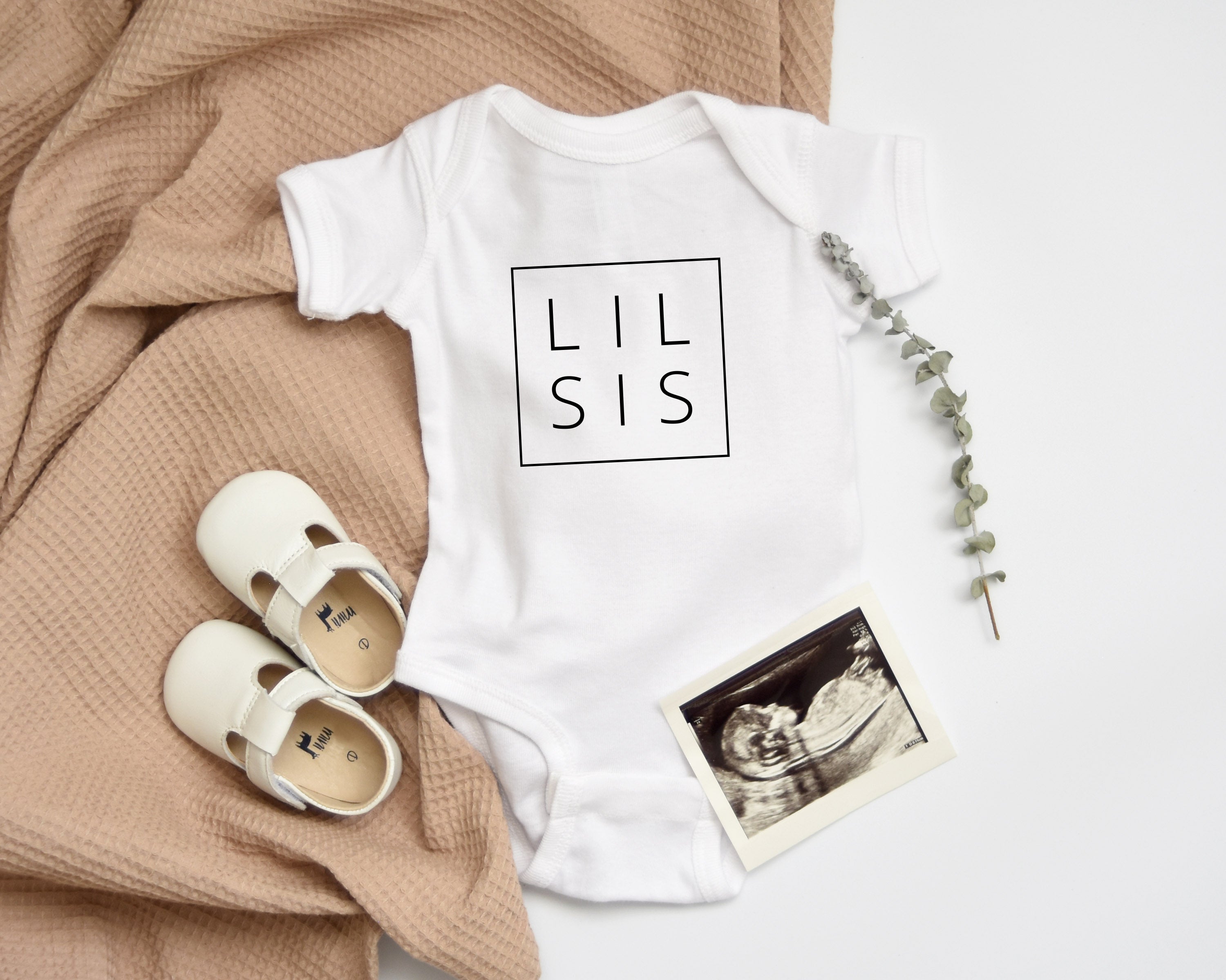 Lil Sis baby Onesie - Pregnancy Announcement Sibling shirts