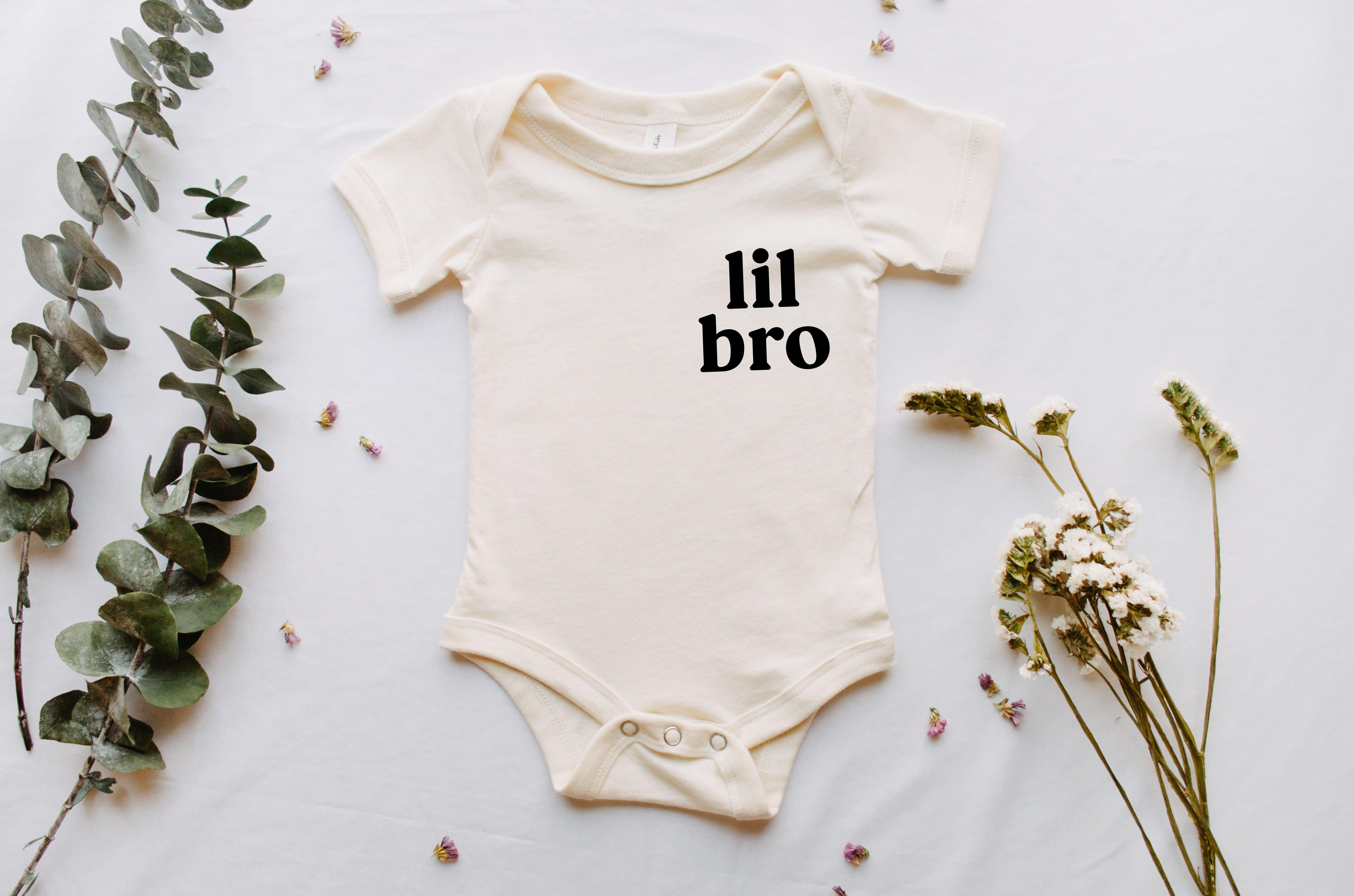 Lil bro baby Onesie - Pregnancy Announcement, Little Brother (Serif Left Chest)