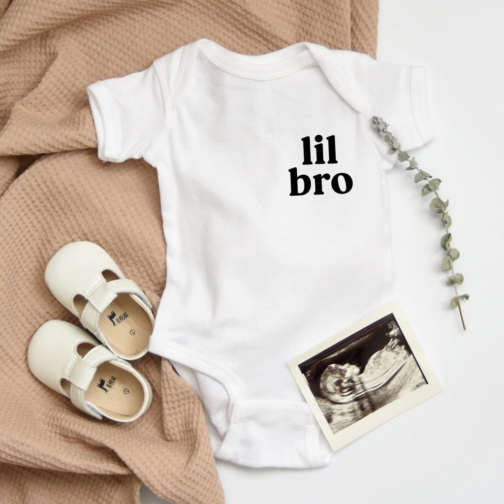 Lil bro baby Onesie - Pregnancy Announcement, Little Brother (Serif Left Chest)