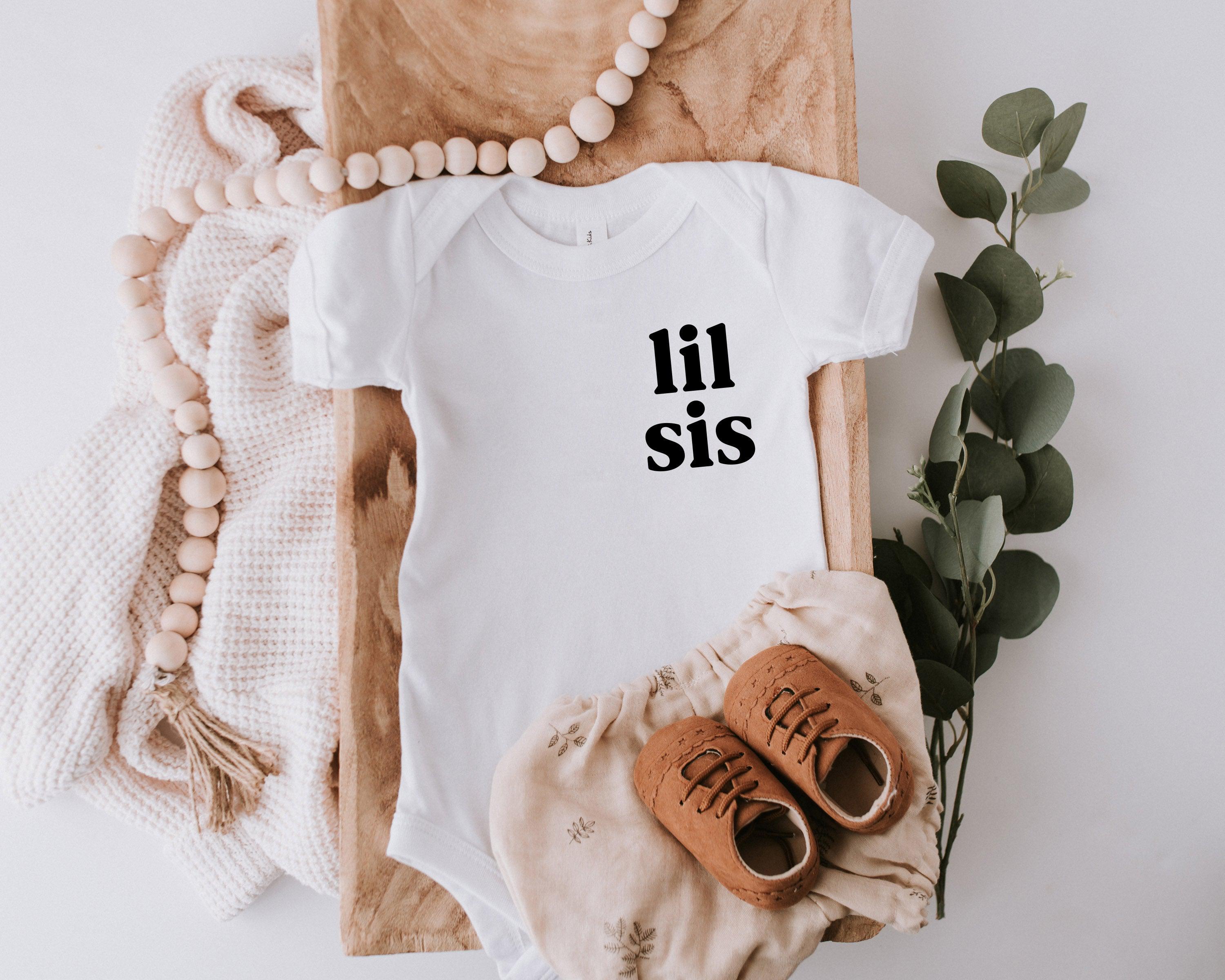 Lil sis baby Onesie - Pregnancy Announcement, Little Sister (Serif Left Chest)