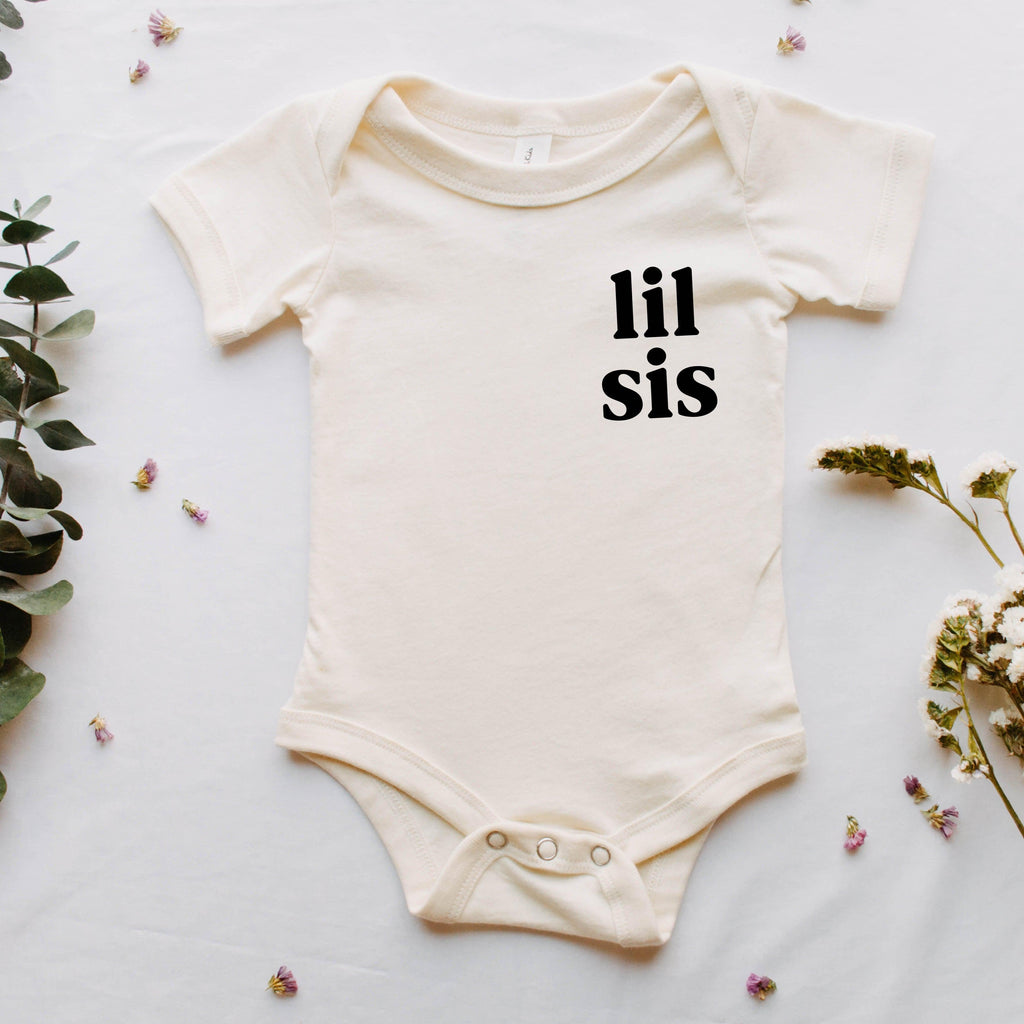 Lil sis baby Onesie - Pregnancy Announcement, Little Sister (Serif Left Chest)