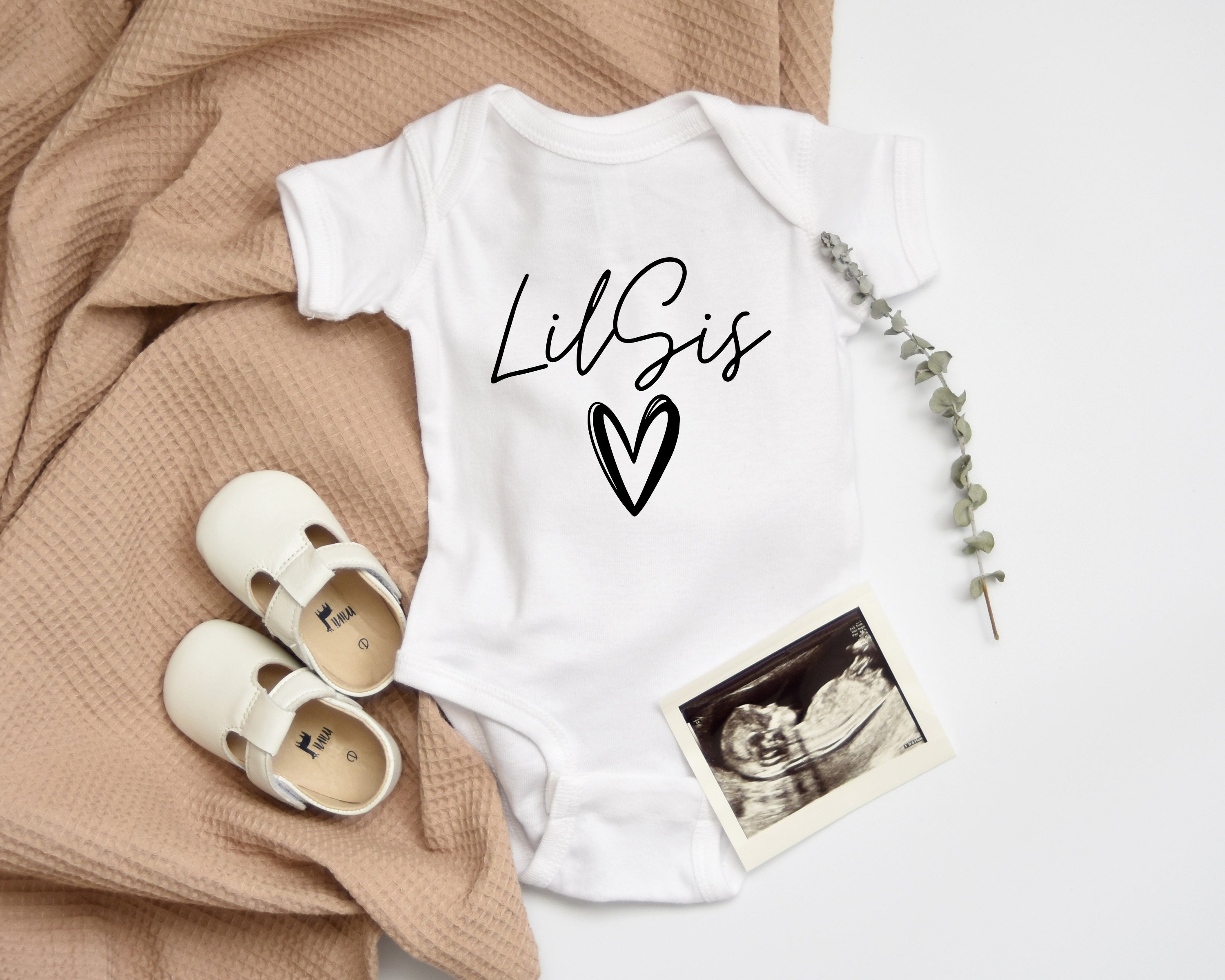 Lil sis heart baby Onesie (Cursive) - Pregnancy Announcement Sibling shirts, Lil sister, Little sister